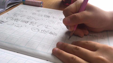 鉛筆で国語の勉強