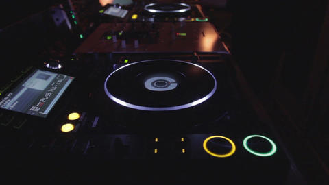 Dj is playing the set at his deck