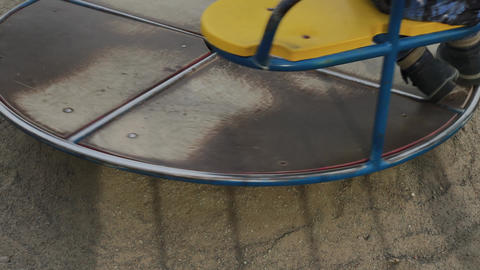 Roundabout merry go round spinning on empty playg GIF 動畫 14791704 ...