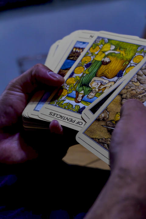 friends sharing tarot cards on a wooden table, guadalajara