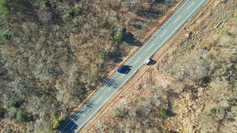 【4K】道路上で回転しながら上昇する空撮映像