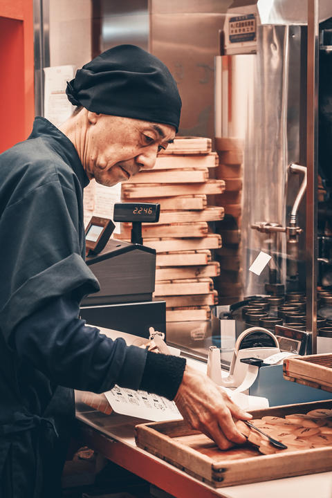 The seller puts the Japanese imagawayaki red bean pancake, Kyoto