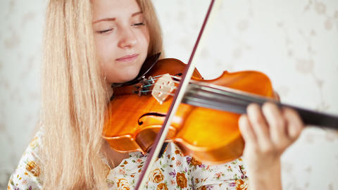 Violinist, Teenager playing the violin