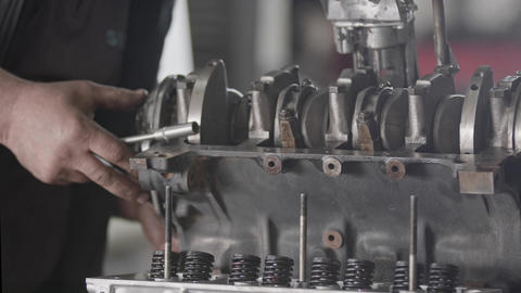 Repair of Diesel Car Engine on the Workbench in t GIF 動畫 32337017 ...