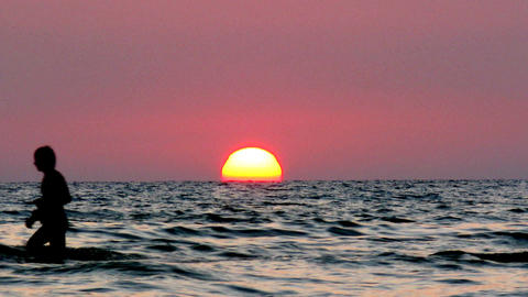 silhouette people on sunset sea time lapse