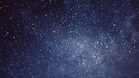 満天の星空と銀河 夜空の広角風景