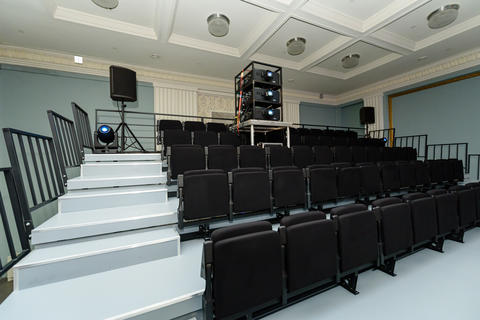 silent conference venue equipped with advanced av systems and structured seating