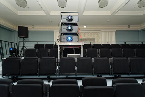 silent conference venue equipped with advanced av systems and structured seating