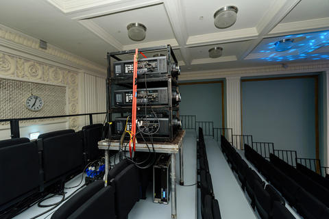 silent conference venue equipped with advanced av systems and structured seating