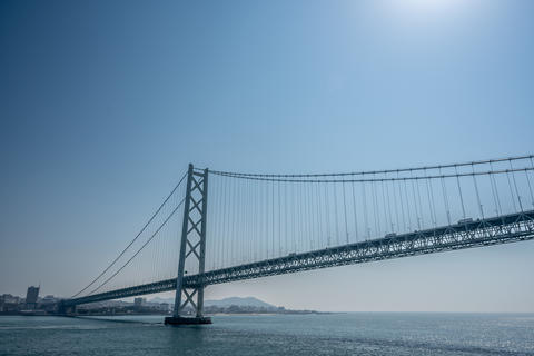 海に架かる長大な吊り橋と青空の風景