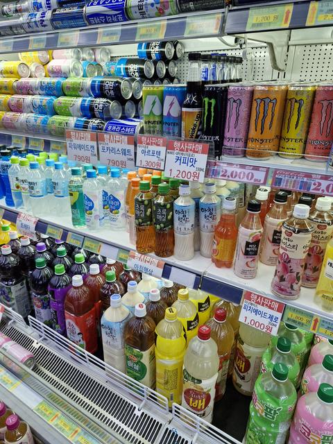 [2015 11 22] Drinks displayed in the refrigerator of the mart (S Korea)1