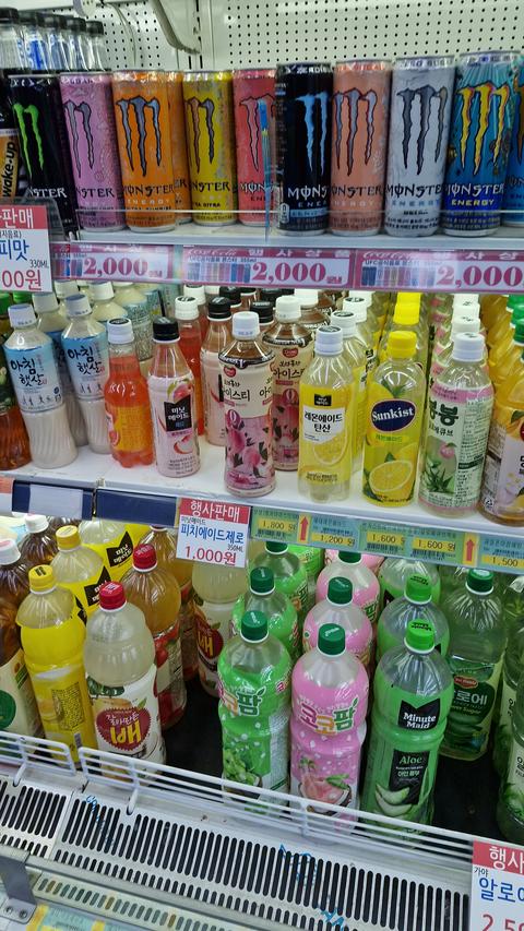 [2015 11 22] Drinks displayed in the refrigerator of the mart (S Korea)2