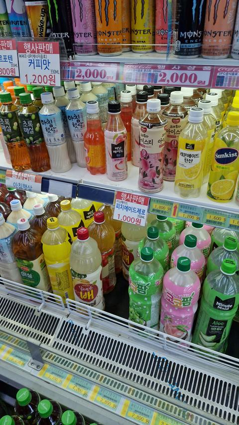 [2015 11 22] Drinks displayed in the refrigerator of the mart (S Korea)3