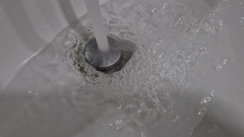 [2015 11 24] [4k] Water from the faucet