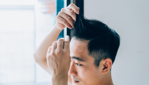 Japanese man checking his scalp (self-care, preventing thinning hair)