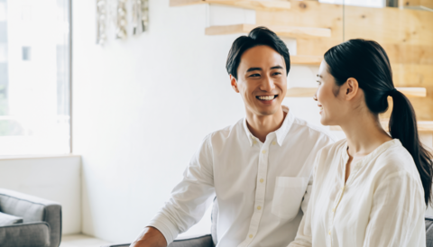白いシャツを着た清潔感のある男女 笑顔の会話 ライフスタイル