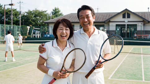 休日にテニスを楽しむ仲良し中年夫婦