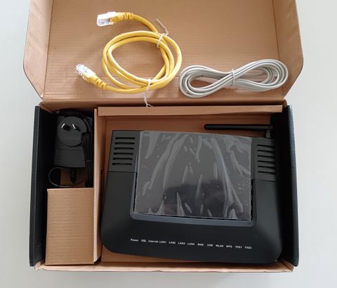 a wireless router shows DSL, FXS, WAN, yellow LAN ports, USB, and a power button