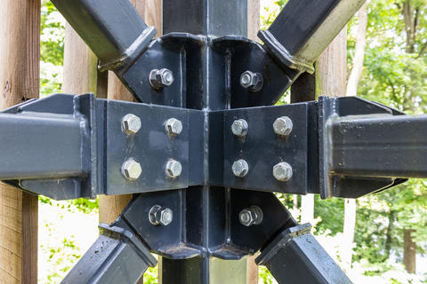 Heavy duty metal joint connecting structural beams