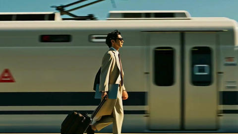 Scenes of businesspeople and business trips on Shinkansen platforms